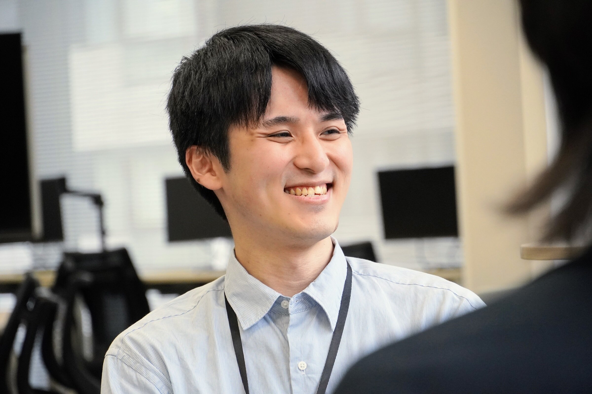横瀬雄登さんは、入社後チームリーダーを任され奮闘中。趣味のバイオリンがプロレベルという、隠れた才能の持ち主です。