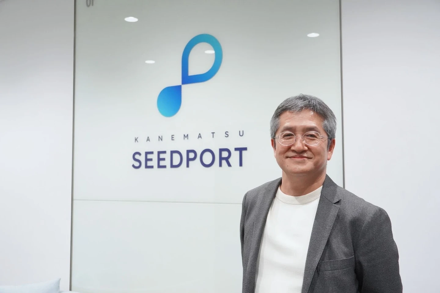 兼松シードポート株式会社 代表取締役社長 堺俊浩がオフィスで微笑むポートレート
