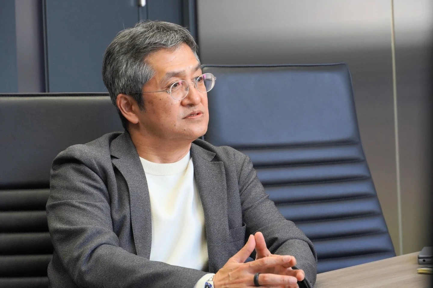 兼松シードポート株式会社 代表取締役社長 堺俊浩が会議室で話す様子