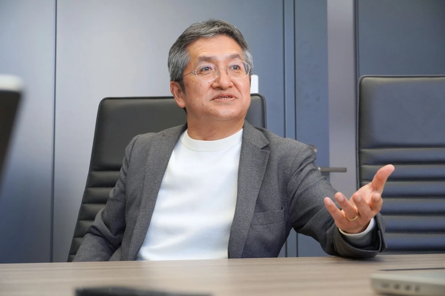 兼松シードポート株式会社 代表取締役社長 堺俊浩が身振りを交えて説明する様子