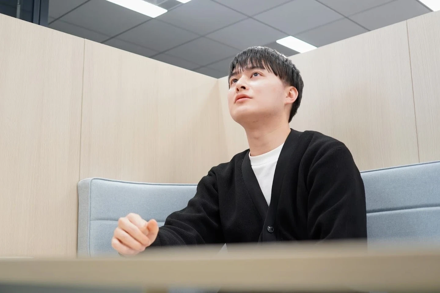 考えながら上を見る北原秀人さん