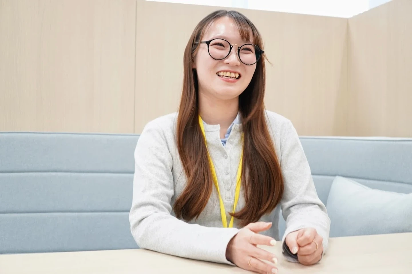 笑顔で話す藤原さん