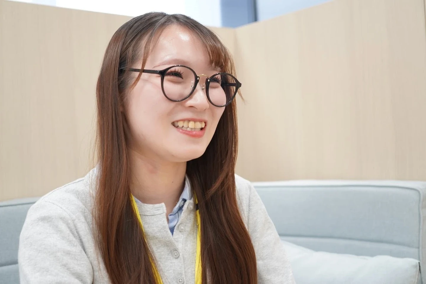 会話中に笑顔を見せる藤原さん